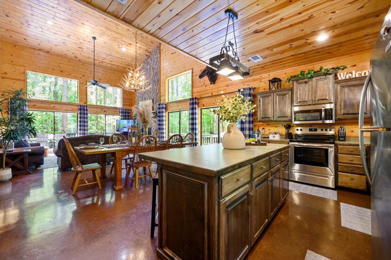 Hickory Bear - Cabin Surrounded By Pines, Sleeps 10, Hot Tub, Fire Pit, Arcade, Foosball Table & Deck Slide 布罗肯鲍 外观 照片