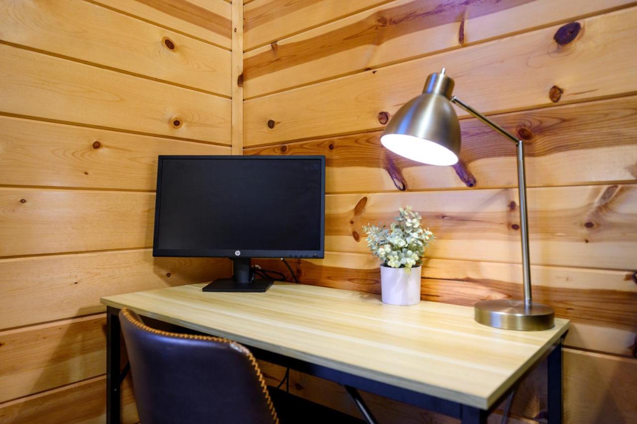 Hickory Bear - Cabin Surrounded By Pines, Sleeps 10, Hot Tub, Fire Pit, Arcade, Foosball Table & Deck Slide 布罗肯鲍 外观 照片