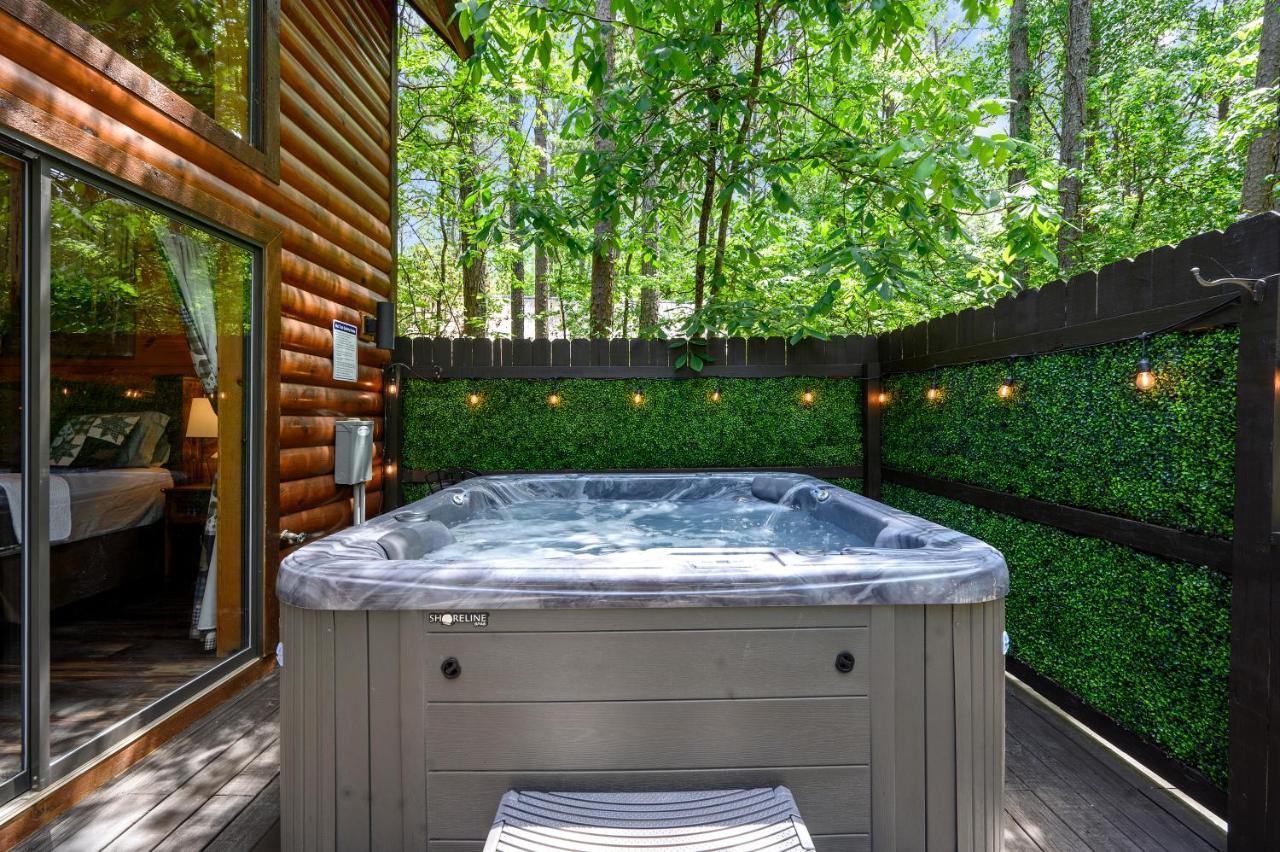 Hickory Bear - Cabin Surrounded By Pines, Sleeps 10, Hot Tub, Fire Pit, Arcade, Foosball Table & Deck Slide 布罗肯鲍 外观 照片